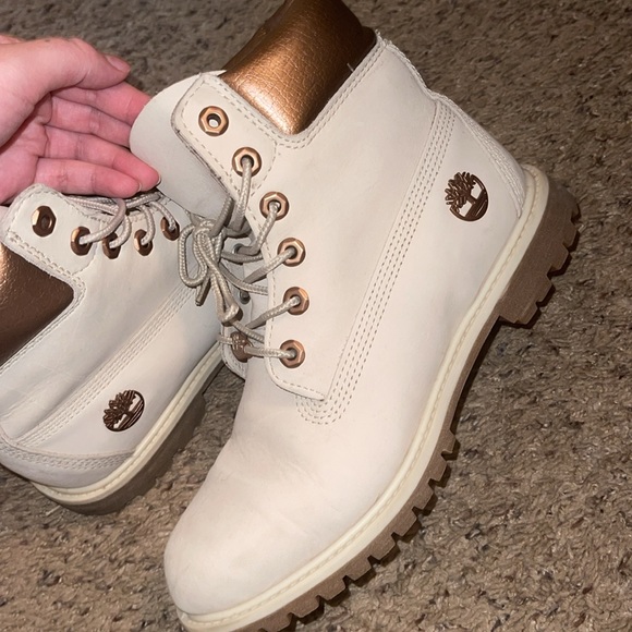 Women’s size 8 timberlands. Lightly worn. Rose gold accents. - Picture 4 of 4